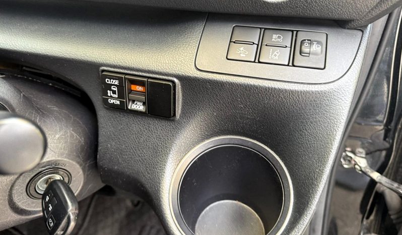 
								Toyota Sienta full									